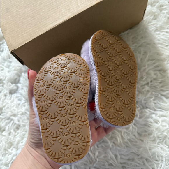 UGG Kids Lilac Fluffy Slippers - Picture 2 of 4